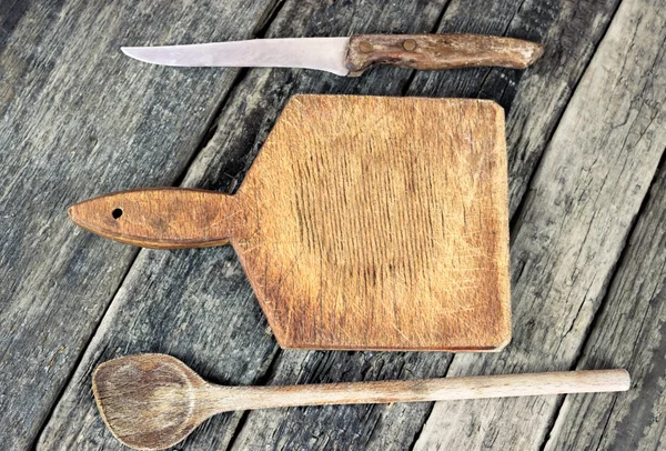 Tagliere vuoto con un cucchiaio di legno coltello — Foto Stock