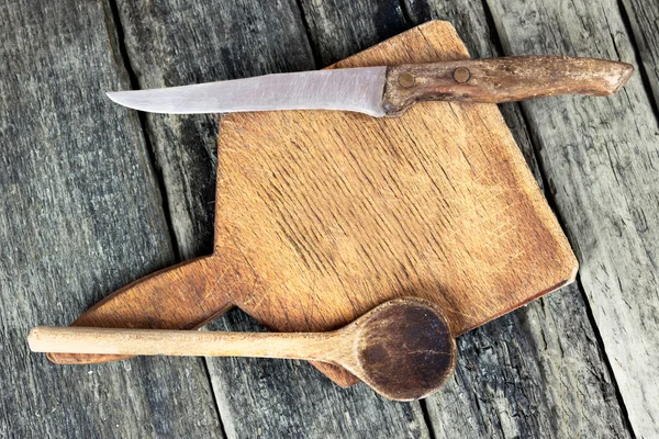 Holzschneidebrett mit Löffel und Messer — Stockfoto