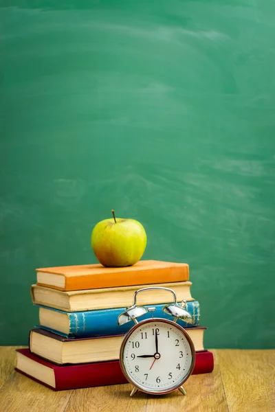 Books on the background of the school board — Stock Photo, Image