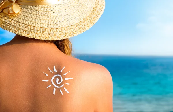 Protección solar, chica que usa protector solar para proteger su piel sana —  Fotos de Stock