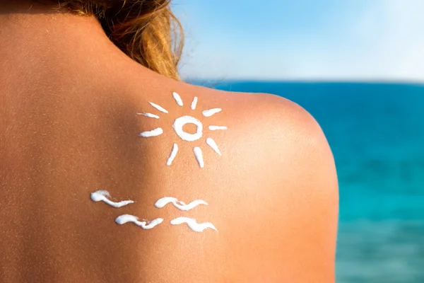 Sun made with sun cream at the shoulder — Stock Photo, Image