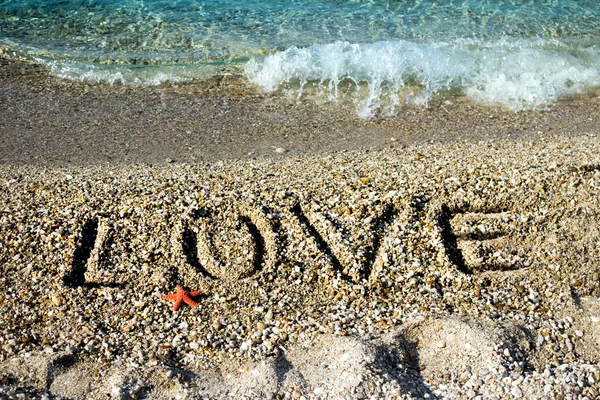 AMORE parola disegnare sulla costa — Foto Stock