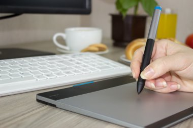 grafik tablo üzerinde kalemle çizim el