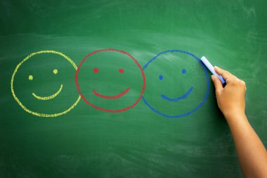 yazı tahtası çizilmiş suratlar farklı renkler