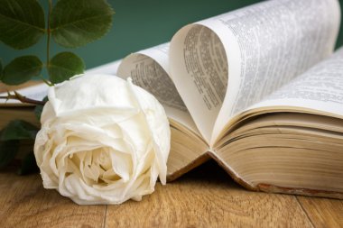 Kitap sayfa tahta arka plan ile kalp şeklinde