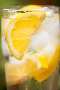 Limonlu su ve buz çok