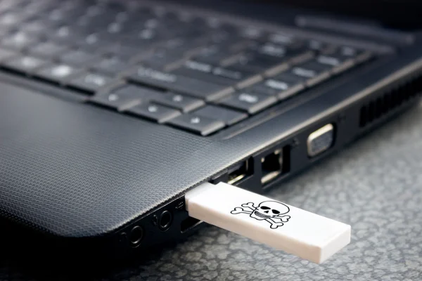 USB med virus bifogas en laptop — Stockfoto
