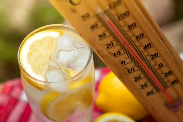 Verfrissende water in een warme dag — Stockfoto