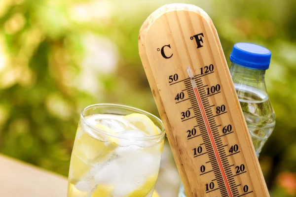 Refresh drink with thermometer — Stock Photo, Image