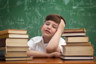 Yorgun çocuk kestiriyor 