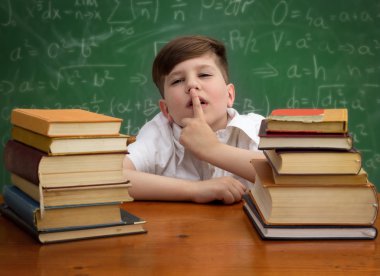 Okul çocuğu parmak işareti sessizlik ile yapma