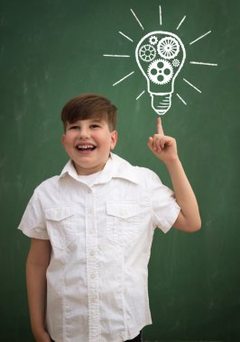 blackboard ampul fikir çizim ile karşı mutlu çocuk