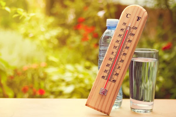 Термометр в летний день показывает около 45 градусов — стоковое фото