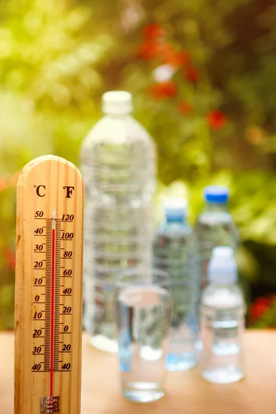 Auf Dehydrierung an heißen Tagen achten — Stockfoto