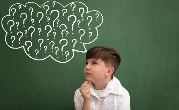 Gyermek gondolkodás egy gondolat buborék kérdőjelekkel — Stock Fotó
