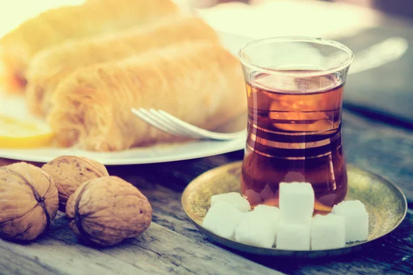 Turkse thee met traditionele dessert — Stockfoto