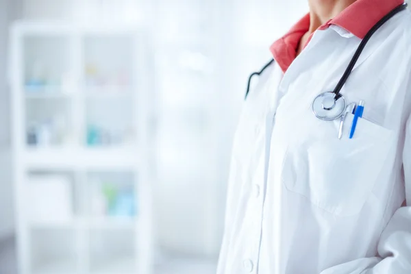 Médecin féminin en uniforme — Photo