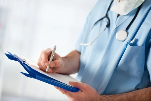 Medische arts met een stethoscoop schrijven — Stockfoto