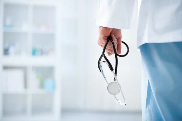 Médecin avec stéthoscope dans un hôpital — Photo