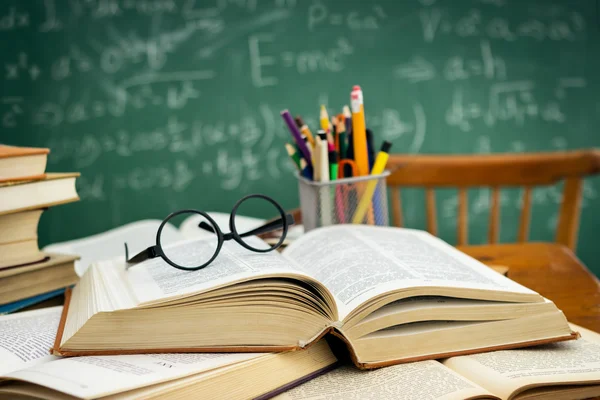 Bureau Plein De Livres Ouverts Sur Tableau Noir Enseignant Contexte Stock Photo Bureau Plein De Livres Ouverts Sur Tableau Noir Enseignant Contexte Stock Photo