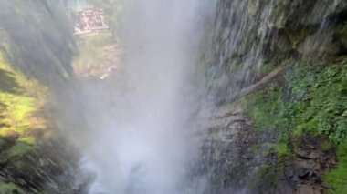 Brienz Gölü üzerinde Giessbach Şelalesi ve Brienz, Brienz, Bern Kantonu, İsviçre / Die Giessbachfaelle oberzersees und im Naturpark Giessbach, Brienz - Kanton Bern, Schweiz