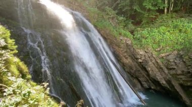 Brienz Gölü üzerinde Giessbach Şelalesi ve Brienz, Brienz, Bern Kantonu, İsviçre / Die Giessbachfaelle oberzersees und im Naturpark Giessbach, Brienz - Kanton Bern, Schweiz