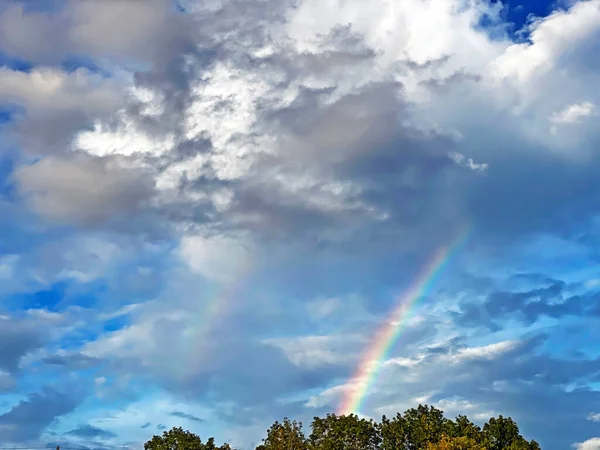 Una Noche Doble Arco Iris Entre Las Nubes Después Aguacero — Foto de Stock