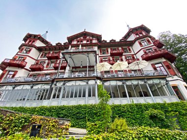 Grand Hotel Giessbach Brienz Gölü 'nün yukarısında ve Giesbach Şelalesi' nin yanında Bern Kantonu, İsviçre / Grandhotel Giessbach oberhalb des Brienzersees und neben den Giessbachfaelle - Kanton Bern, Schweiz