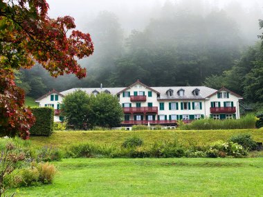 Brienz Gölü üzerindeki Grand Hotel Giessbach (Brienzersee) yakınlarındaki tarihi ve ek binalar - İsviçre 'nin Bern Kantonu (Kanton Bern, Schweiz)