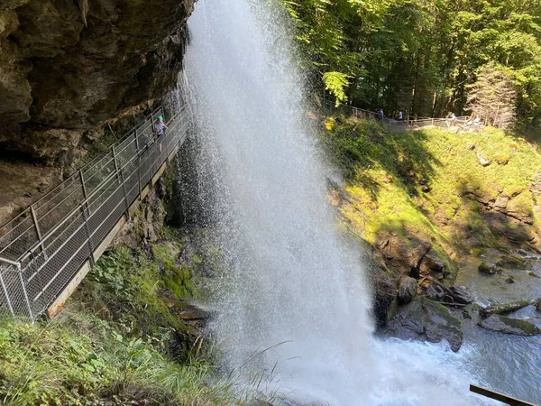 代表的な自然公園のジェスバッハの滝とブリエンツ湖 ジェスバッハの滝 Giessbach Faelle Glichnamigen Naturpark Und Ueber Dem Brienzersee — ストック写真