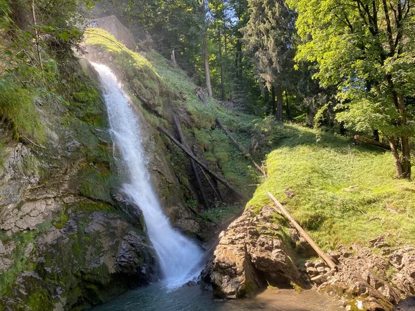 Vallen Van Giessbach Het Gelijknamige Natuurpark Het Brienzermeer Giessbachfalle Giessbachfaelle — Stockfoto