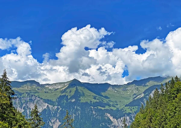 Krásné Fotogenické Mraky Nad Jezerem Brienz Brienzersee Okolními Vysokohorskými Vrcholy — Stock fotografie