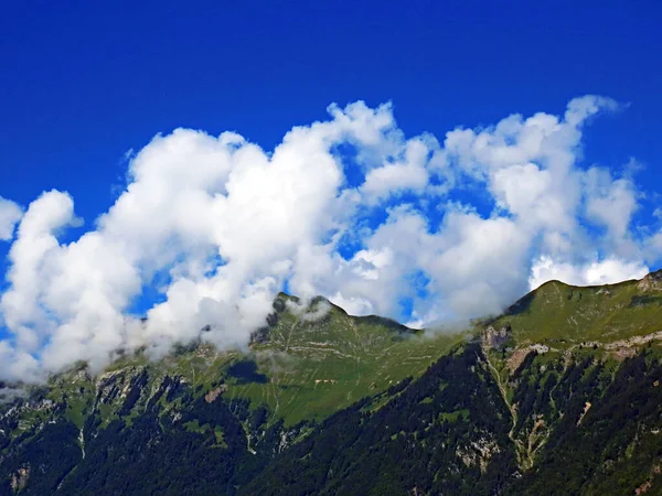 Lindas Nuvens Fotogênicas Sobre Lago Brienz Brienzersee Picos Alpinos Circundantes — Fotografia de Stock