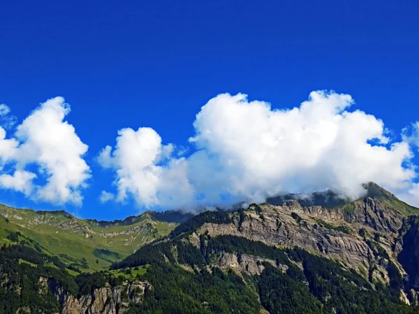 Brienz Gölü (Brienzersee) ve çevresindeki alp tepeleri - İsviçre 'nin Bern Kantonu (Kanton Bern, Schweiz) üzerinde güzel fotojenik bulutlar)