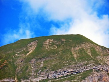 Brienz Gölü üzerindeki Alp zirvesi (Brienzersee), aynı ismin yerleşimi ve bir Emmental Alps dağ kitlesi - Bern Kantonu, İsviçre (Kanton Bern, Schweiz))