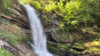 Brienz Gölü üzerinde Giessbach Şelalesi ve Brienz, Brienz, Bern Kantonu, İsviçre / Die Giessbachfaelle oberzersees und im Naturpark Giessbach, Brienz - Kanton Bern, Schweiz