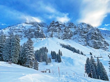 Appenzell Alpleri 'ndeki Alpstein sıradağlarında gizemli kış atmosferi, Schwaegalp dağ geçidi - Appenzell Ausserrhoden Kantonu, İsviçre