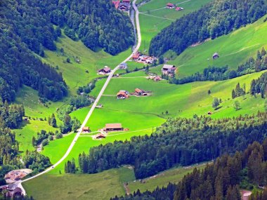 Iberig bölgesi üzerinde ve Schwyz Alp dağlarının yamaçlarında, Oberiberg - Schwyz Kantonu, İsviçre (Kanton Schwyz, Schweiz)