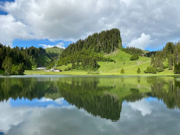 Lago Alpino Seeblisee Pie Cordillera Primero Macizo Montañoso Los Alpes —  Fotos de Stock