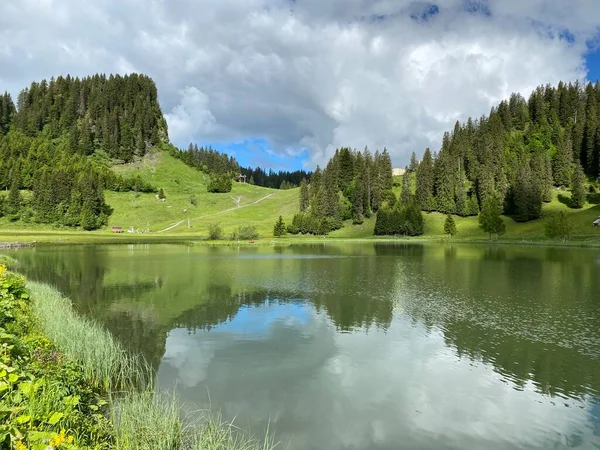 Lago Alpino Seeblisee Sopé Cordilheira Primeiro Maciço Montanhoso Dos Alpes — Fotografia de Stock