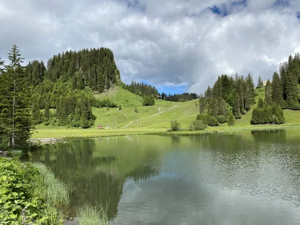 Lago Alpino Seeblisee Sopé Cordilheira Primeiro Maciço Montanhoso Dos Alpes — Fotografia de Stock