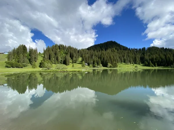 Αλπική Λίμνη Seeblisee Στους Πρόποδες Της Οροσειράς Πρώτα Και Στις — Φωτογραφία Αρχείου