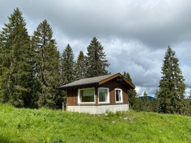 4er Sesselbahn Sternen zum Klein Sternen veya 4 koltuklu Hoch-Ybrig-Seebli (Kl. Schwyz dağlarının yamaçlarında, Oberiberg - Schwyz Kantonu, İsviçre (Kanton Schwyz, Schweiz)