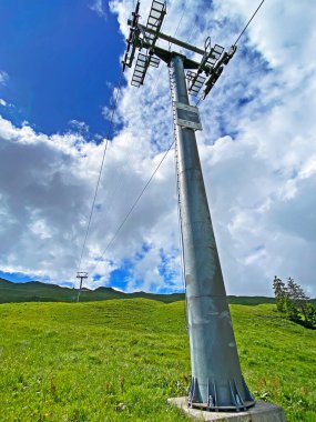 4er Sesselbahn Sternen zum Klein Sternen veya 4 koltuklu Hoch-Ybrig-Seebli (Kl. Schwyz dağlarının yamaçlarında, Oberiberg - Schwyz Kantonu, İsviçre (Kanton Schwyz, Schweiz)