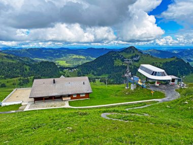 4er Sesselbahn Sternen zum Klein Sternen veya 4 koltuklu Hoch-Ybrig-Seebli (Kl. Schwyz dağlarının yamaçlarında, Oberiberg - Schwyz Kantonu, İsviçre (Kanton Schwyz, Schweiz)