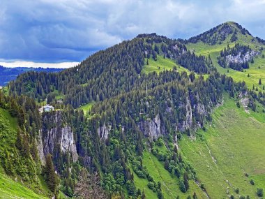 Alp dağları Farenstoeckli veya Farenstockli ve Roggenstock Iberig bölgesi üzerinde ve Schwyz Alpleri dağ kitlesi, Oberiberg - Schwyz Kantonu, İsviçre (Kanton Schwyz, Schweiz)