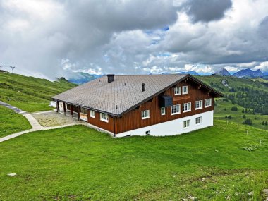 Dağ lokantası Sternen, önce ve sonra Schwyz Alp Dağları 'nda, Oberiberg - Schwyz Kantonu, İsviçre (Kanton Schwyz, Schweiz)