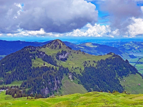 Berggipfel Farenstoeckli Oder Farenstockli Und Roggenstock Über Der Iberigregion Und — Stockfoto