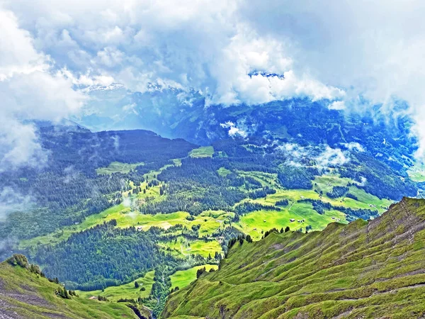 Wundersame Tiefe Wolken Und Ein Mystischer Nebel Der Bergkette Zuerst — Stockfoto