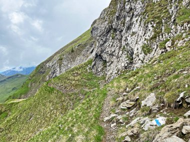 Mountaineering signposts and markings on the slopes of the mountain range First and in the Schwyz Alps mountain massif, Oberiberg - Canton of Schwyz, Switzerland (Kanton Schwyz, Schweiz)